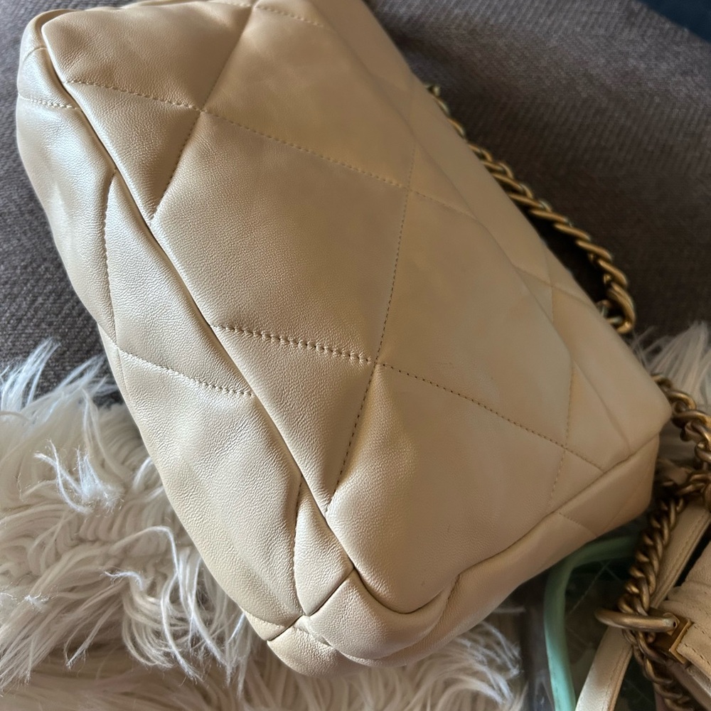 Chanel Quilted Lambskin Chanel 19 Flap crossbody handbag - Picture 6 of 12